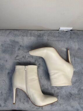 BCBGeneration Heminy Off White Stiletto Booties - Size 6.5
